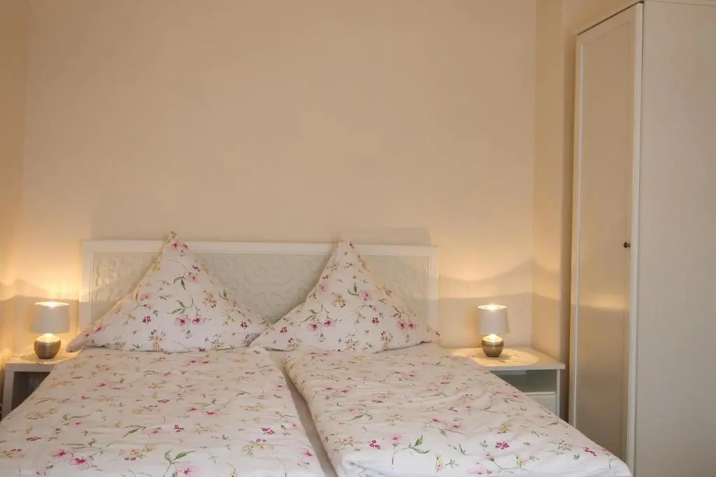 Schlafzimmer der Ferienwohnung Gartenblick I
