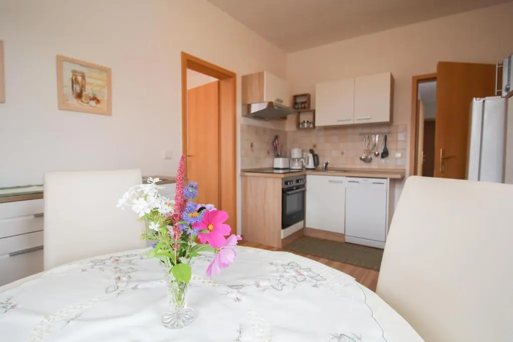 Ausgestattete Küche der Ferienwohnung Gartenblick I