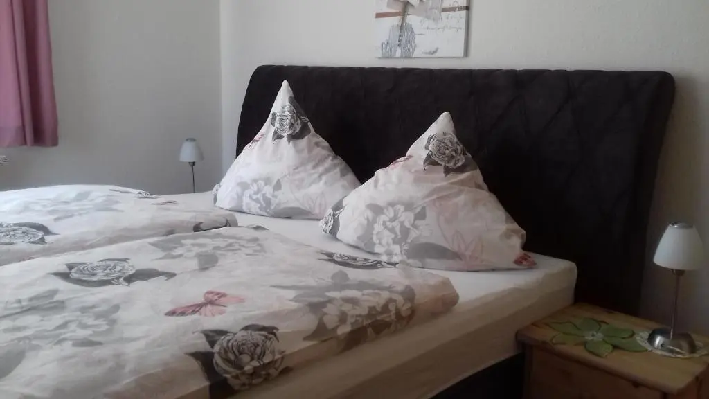 Schlafzimmer der Ferienwohnung Gartenblick II