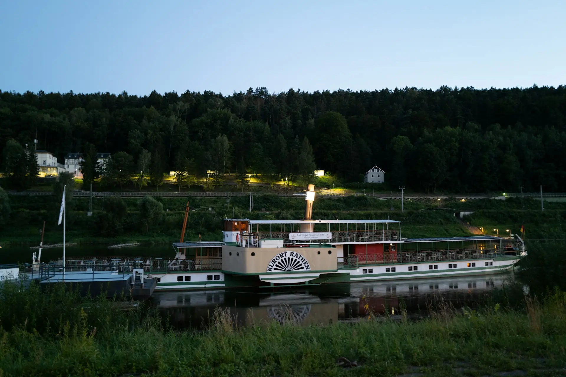 Historischer Raddampfer auf der Elbe